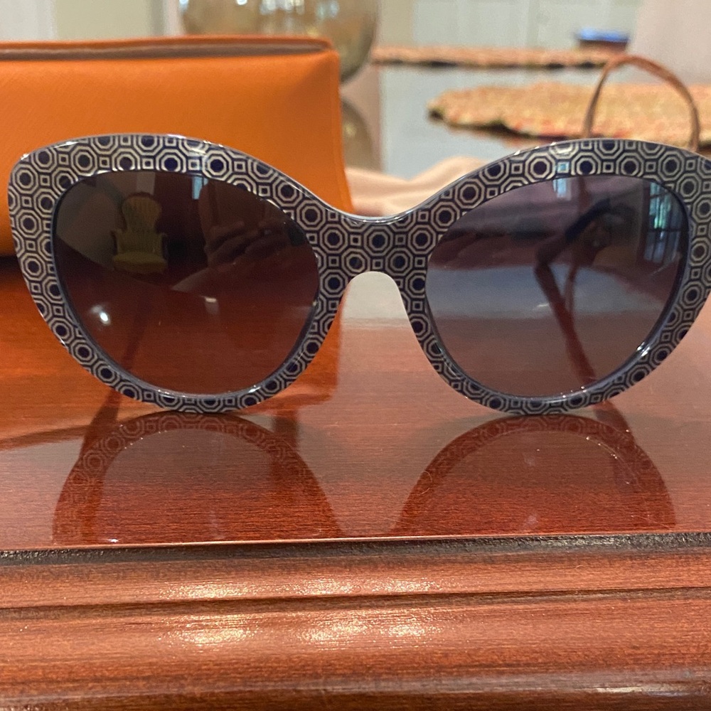 Stylish Blue and White Geometric Sunglasses - Picture 7 of 8